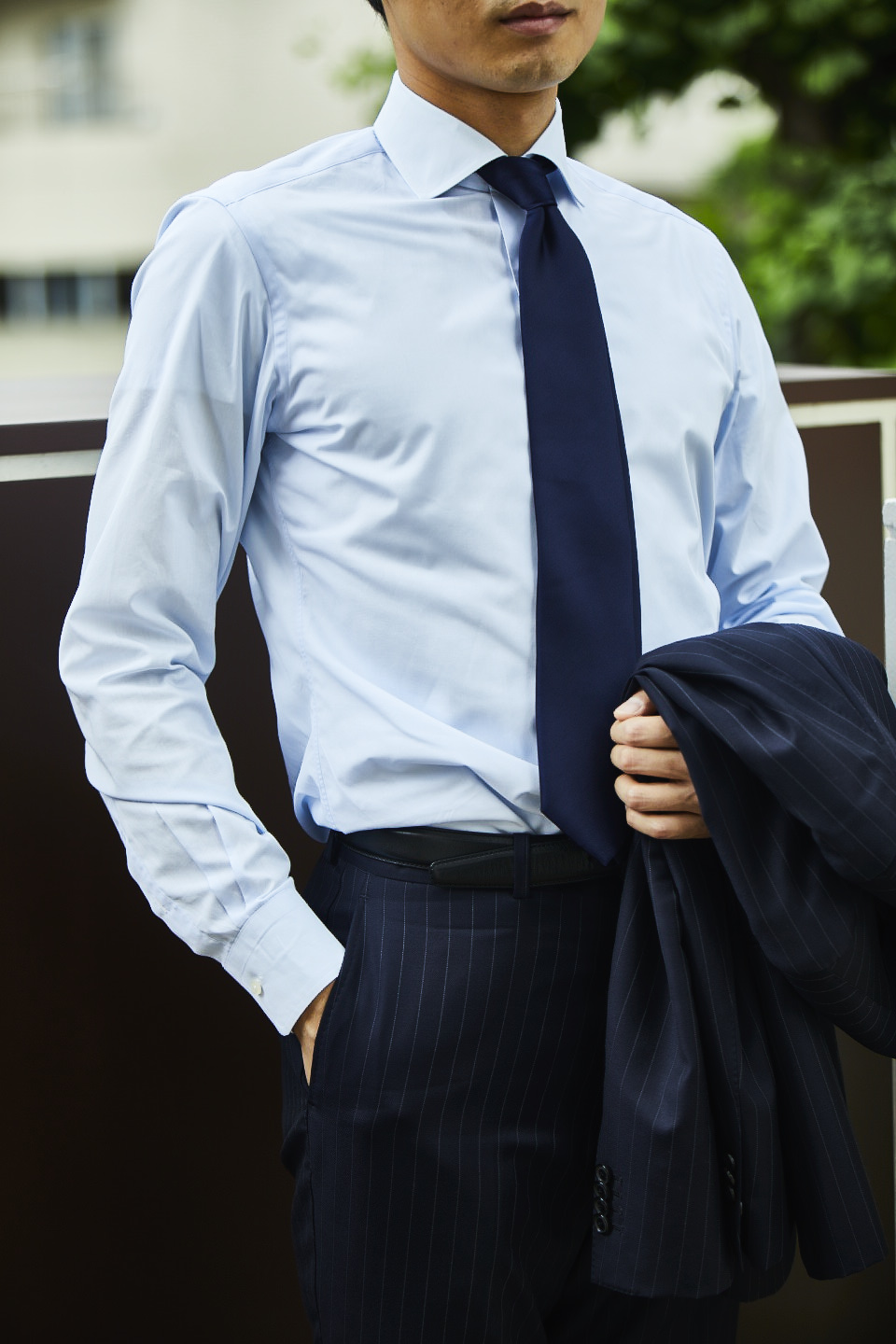 濃紺のピンストライプスーツにシワになりにくい生地感のシャツを合わせた ビジネス向きのスタイルです Azabu Tailor Style