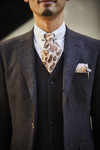 温かみのあるブラウンを選び トレンドを感じさせるスーツにしました ネクタイとチーフはペイズリー柄で合わせています Azabu Tailor Style